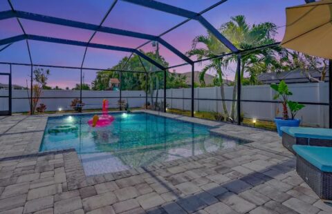 Family/Dog friendly 4 bed 2 bath with private pool